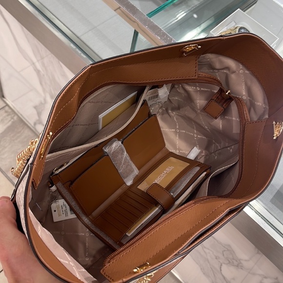 MICHAEL KORS LARGE X CHAIN SHOULDER TOTE 
& 
LARGE DOUBLE ZIP WALLET WRISTLET - Picture 8 of 16